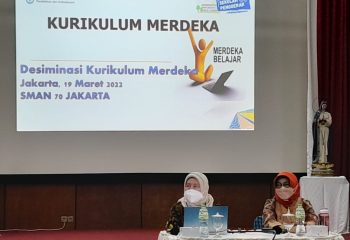 Pelatihan Kurikulum Merdeka bagi guru SMA Katolik Sang Timur (SMAK ST) bersama Kepala Sekolah SMA Negeri 70 Jakarta di Aula Lt. 3 SMAK ST, Jakarta pada Sabtu, 19 Maret 2022. (SMAK ST/Ergian Pinandita).